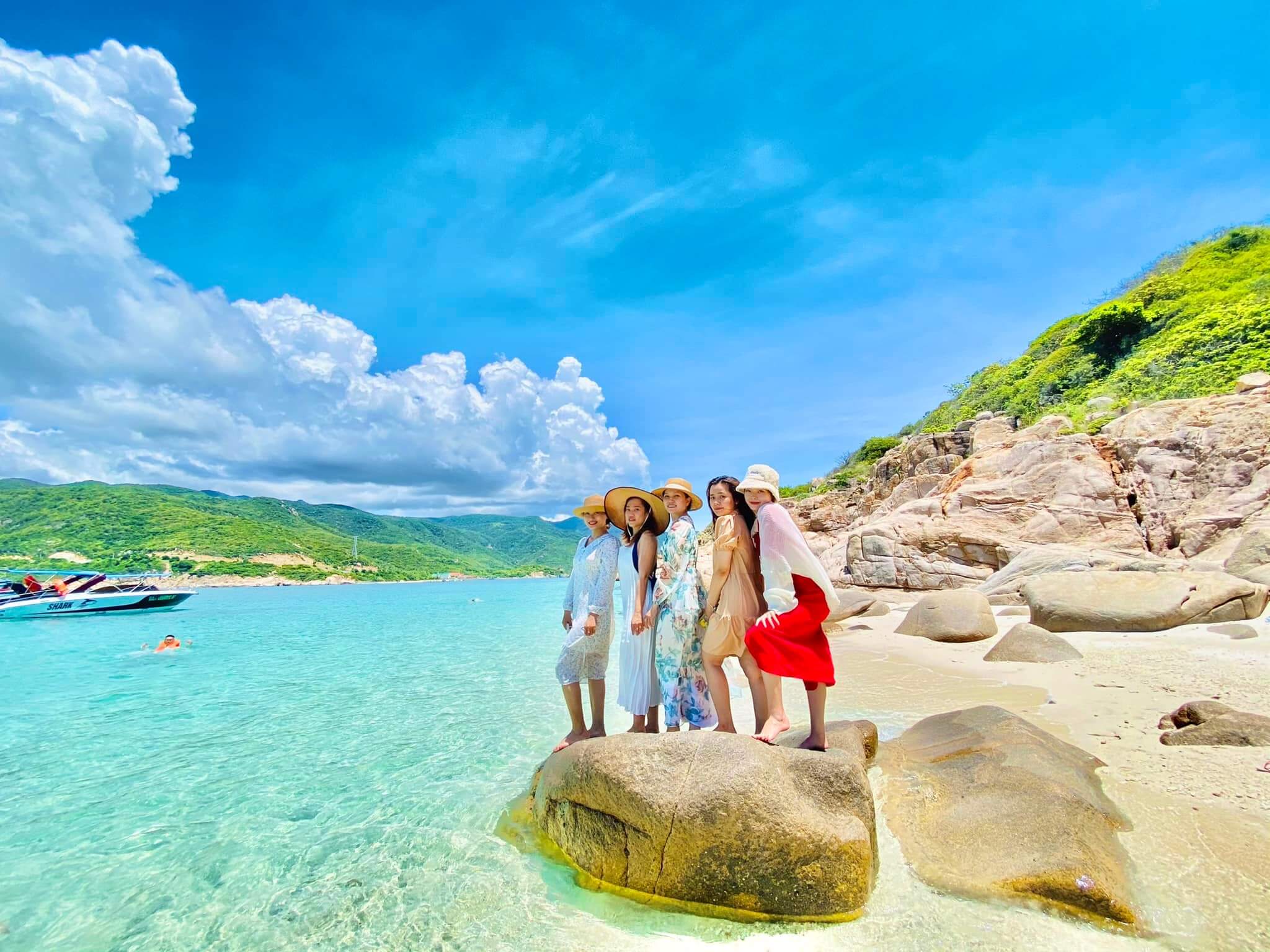 Du khách chụp hình sống ảo tại đảo Bình Hưng - New Life Travel